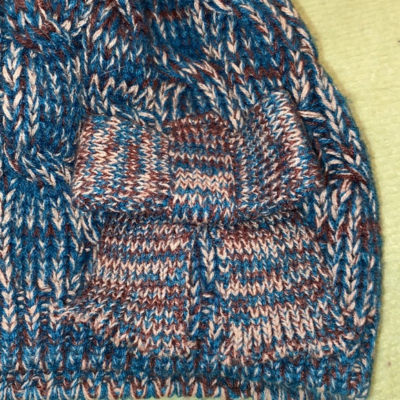 Fun beanie with a bow - Picture 2 of 2
